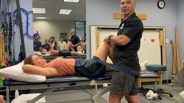 Patient working with a provider at a manual therapy clinic in San Jose, CA during a lower extremity rehabilitation session