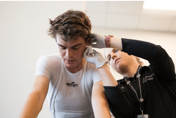 Patient working with a provider at a physical therapy and performance training clinic in Mountain View, CA during a strength rehabilitation exercise